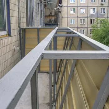 Металлический каркас выноса балкона перед установкой остекления